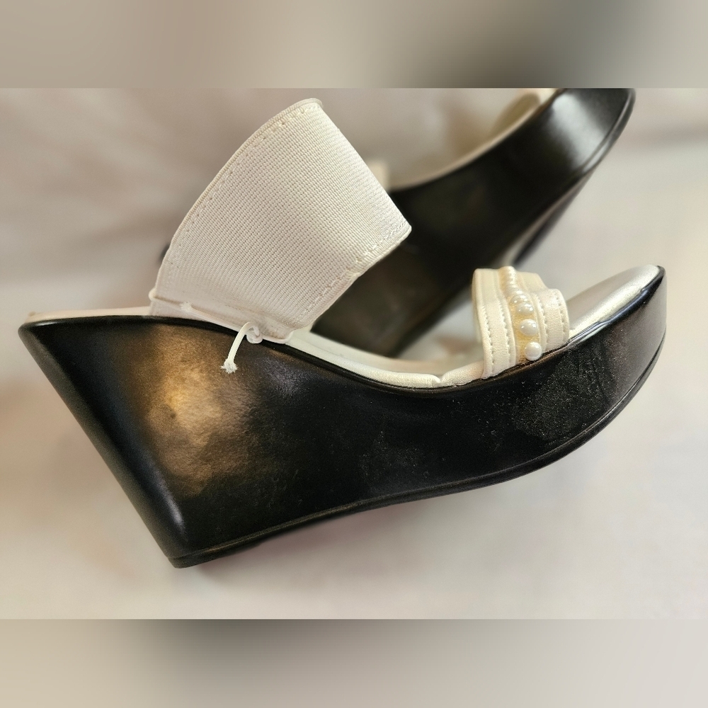 New Contes Womens White Wedge 3 3/4 Heel Sandals With Pearl Detail Size 7